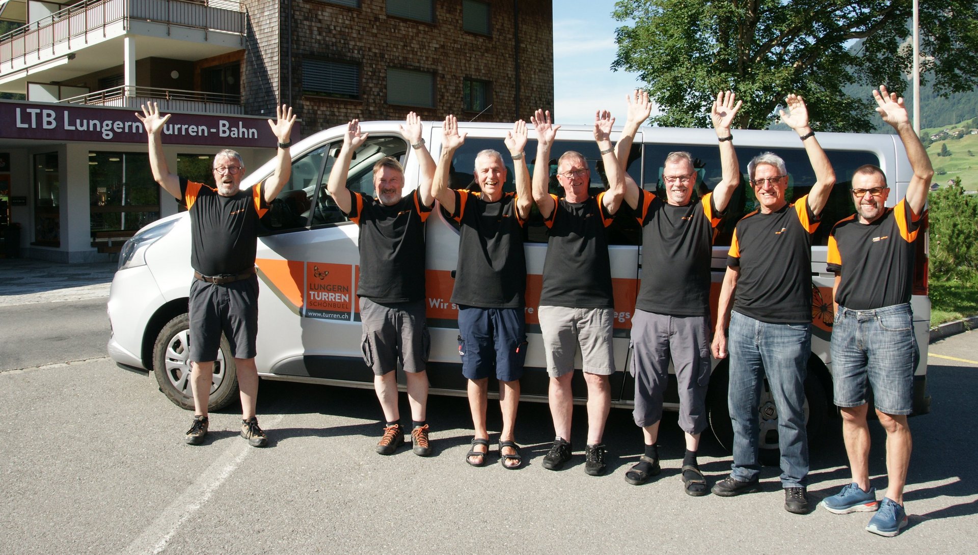 freundliche Shuttlebus Fahrer